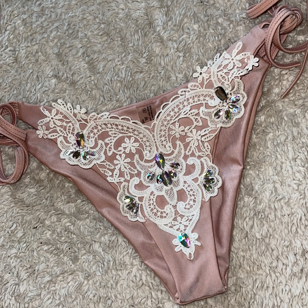 Bikini - Picture 4 of 13